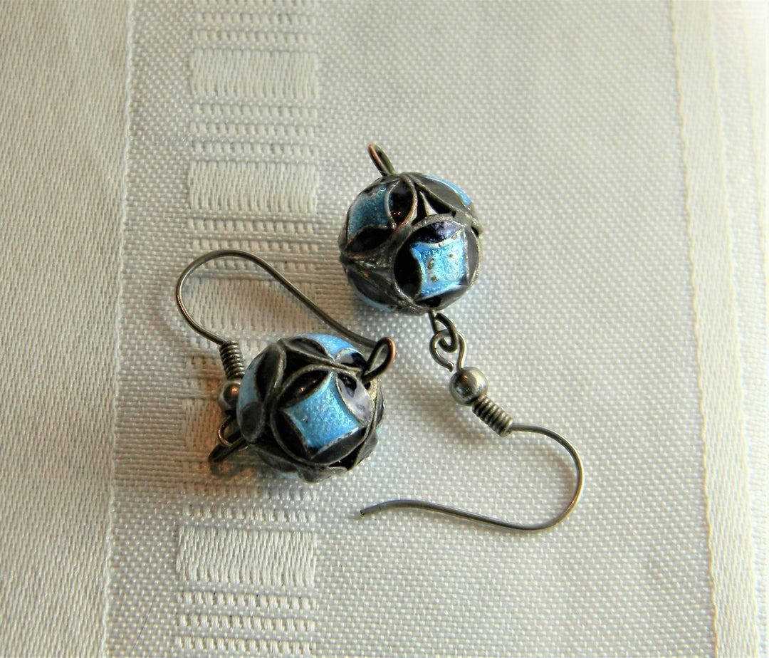 p078 Beautiful Metal Enamel Beaded Dangling Earrings in Silver Tone