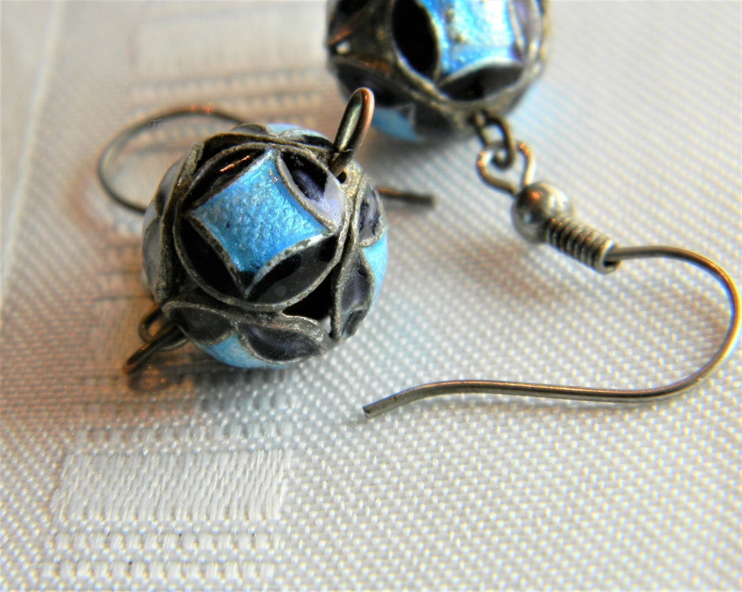 p078 Beautiful Metal Enamel Beaded Dangling Earrings in Silver Tone