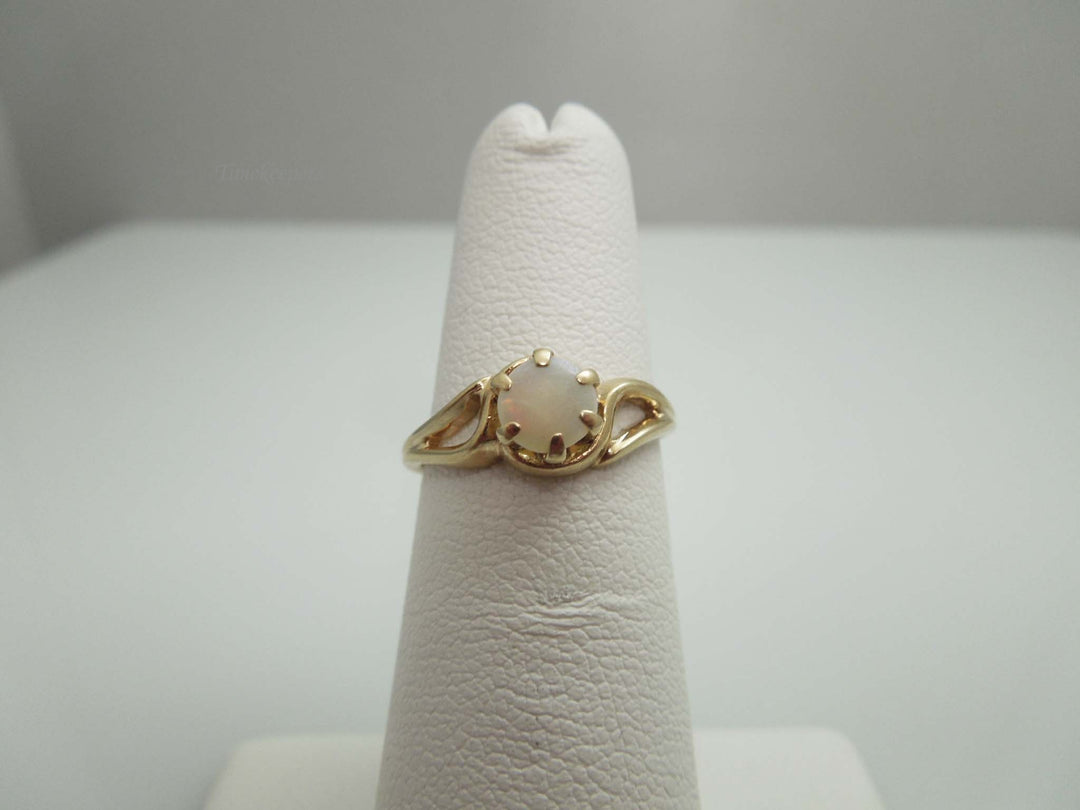 g760 Pretty Ladies 14kt Yellow Gold Opal Ring Size 5