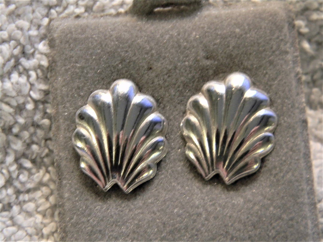 j844 Pretty Sterling Silver Shell Earrings with Butterfly Backs