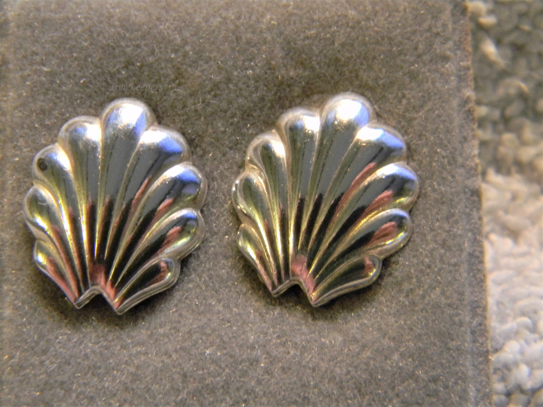 j844 Pretty Sterling Silver Shell Earrings with Butterfly Backs