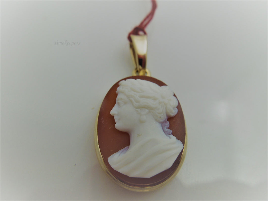 g776 Beautiful Vintage Ladies 14kt Yellow Gold Carved Cameo Pendant