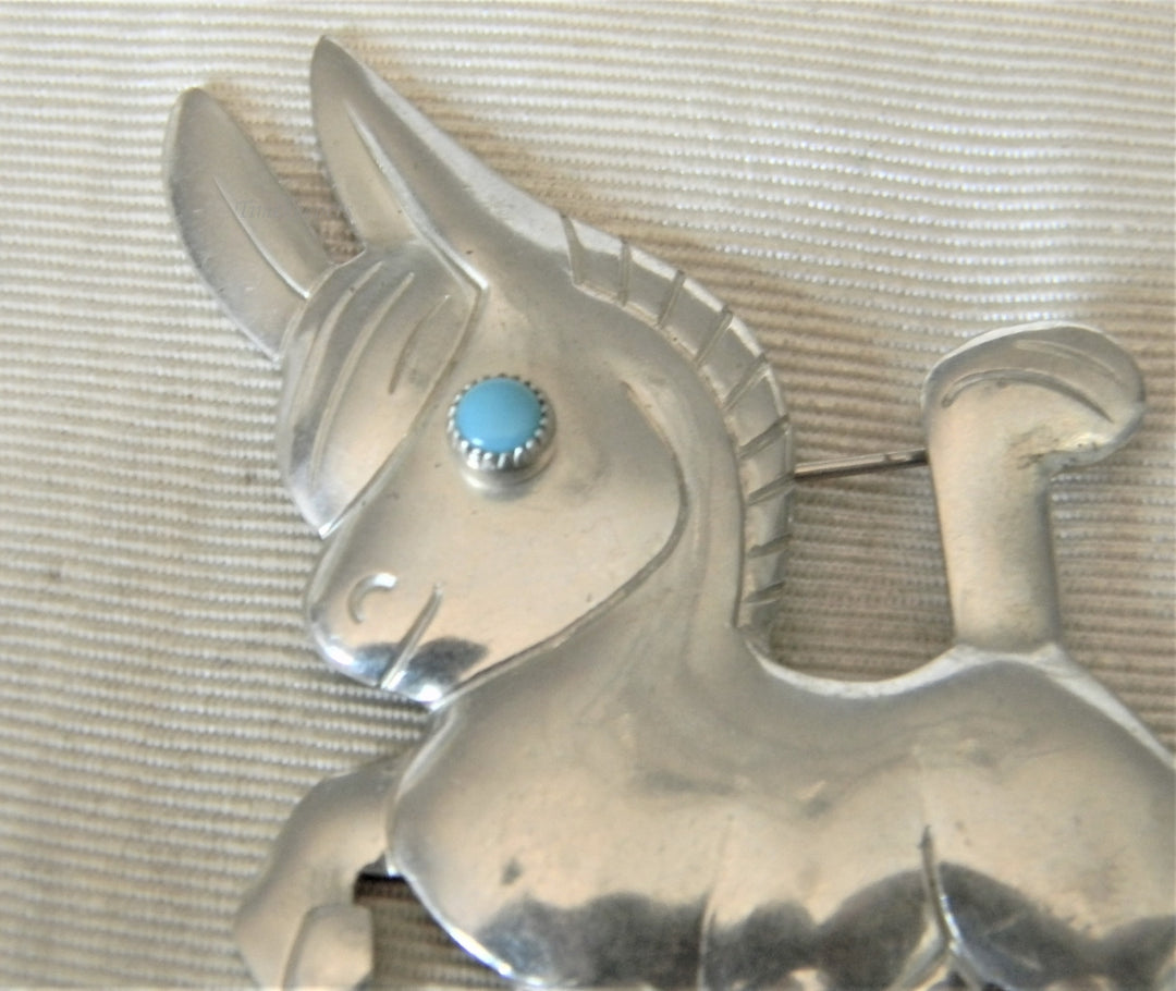 p095 Preowned Silver Tone Mule or Horse Brooch with Turquoise Eye