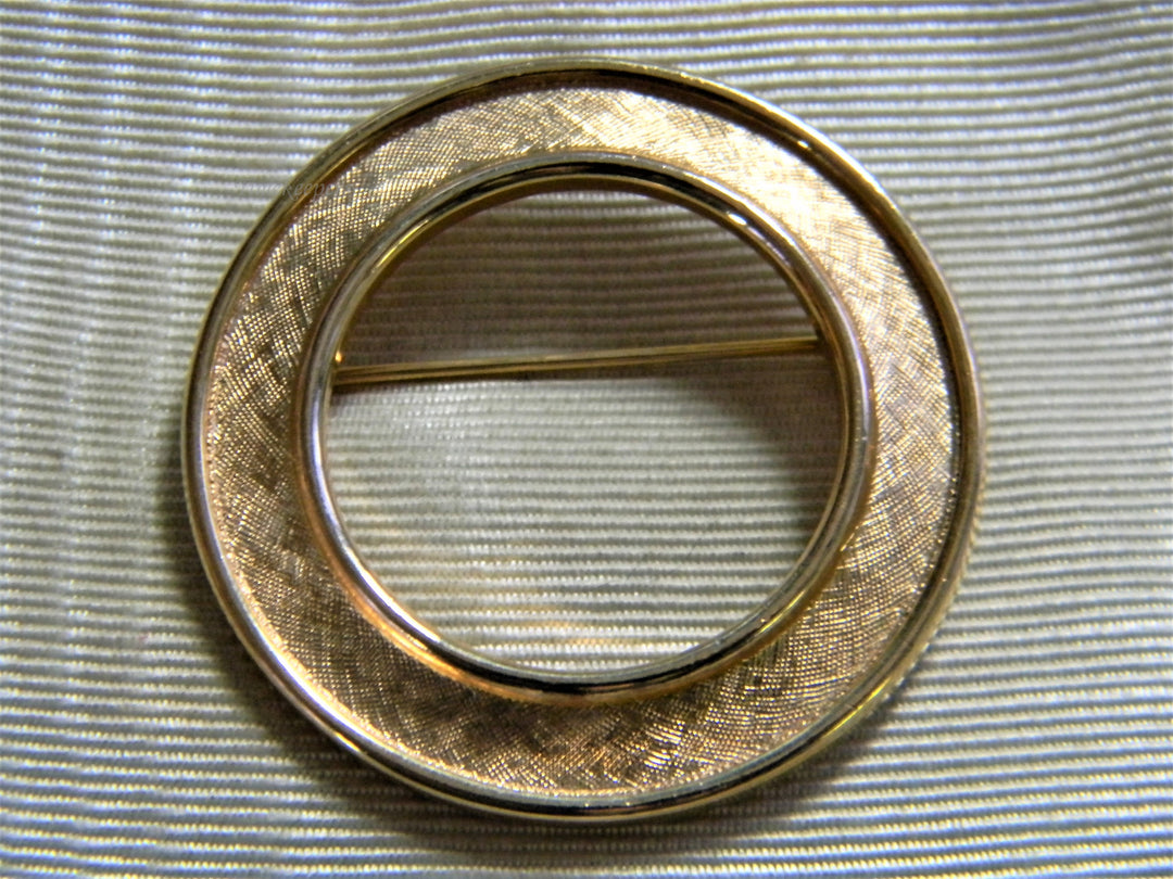 j856 Vintage Circle Brooch by Trifari in Gold Tone