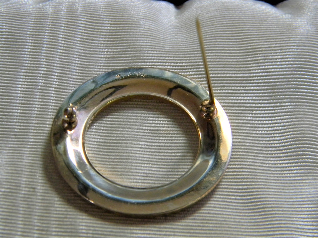 j856 Vintage Circle Brooch by Trifari in Gold Tone