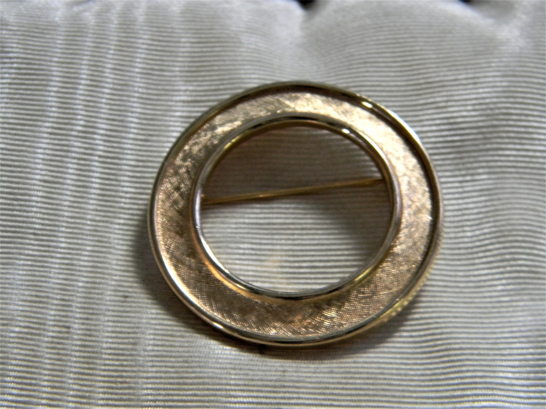 j856 Vintage Circle Brooch by Trifari in Gold Tone