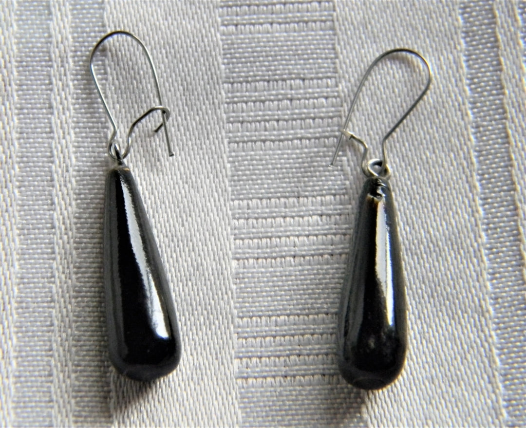 p103 Nice Preowned Black Porcelain Earrings on Silver Tone Wires