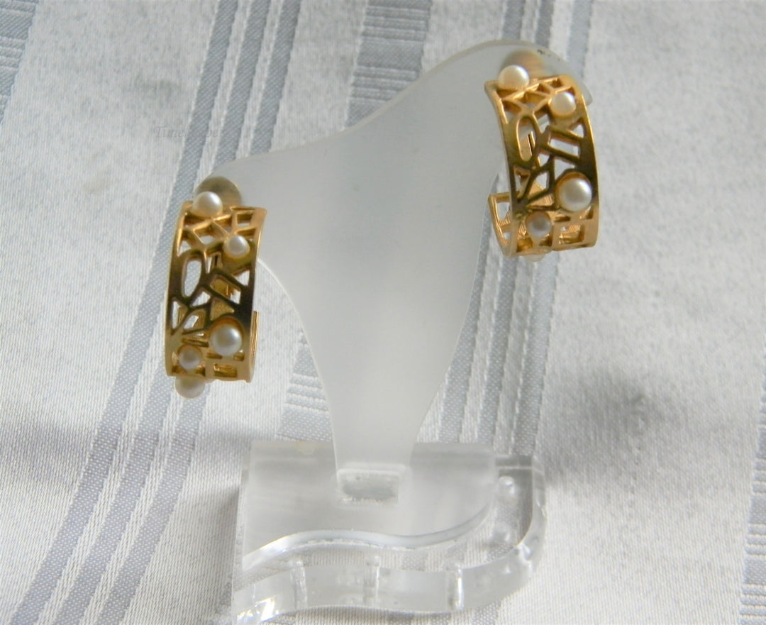 p105 Pretty Gold Tone Clip on Hoop Earrings with Faux Pearls in Gold Tone