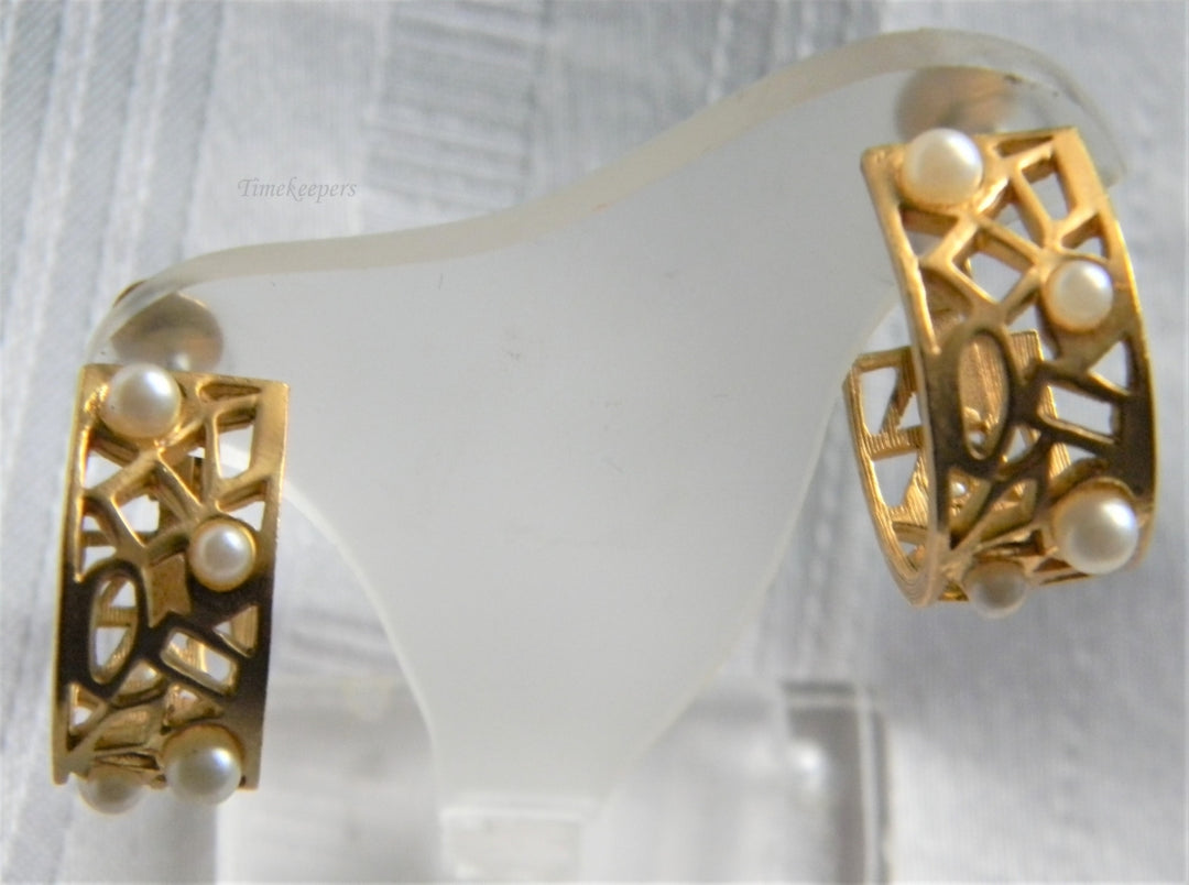 p105 Pretty Gold Tone Clip on Hoop Earrings with Faux Pearls in Gold Tone