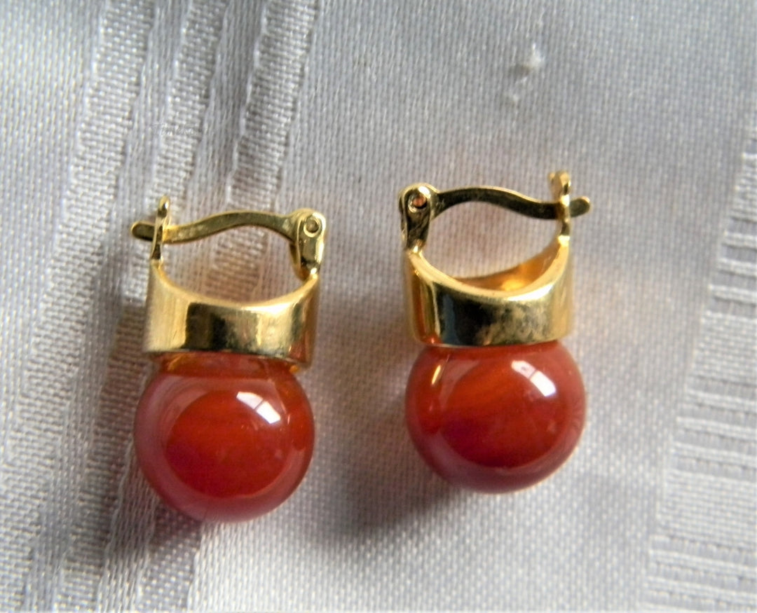 p108 Pretty Gold Tone Drop Earrings with Glass Orange Marble