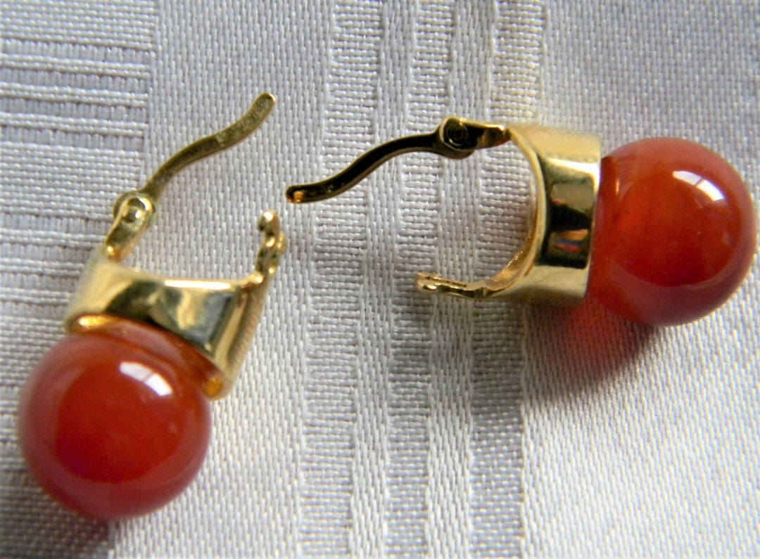 p108 Pretty Gold Tone Drop Earrings with Glass Orange Marble