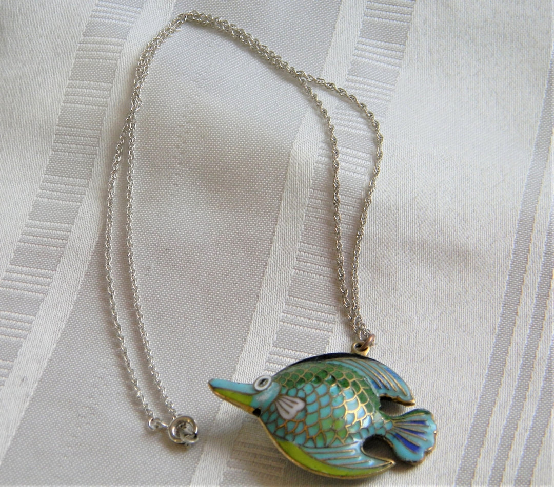 p113 Pretty Enameled Tropical Fish Pendant in Gold Tone with Silver Tone Chain