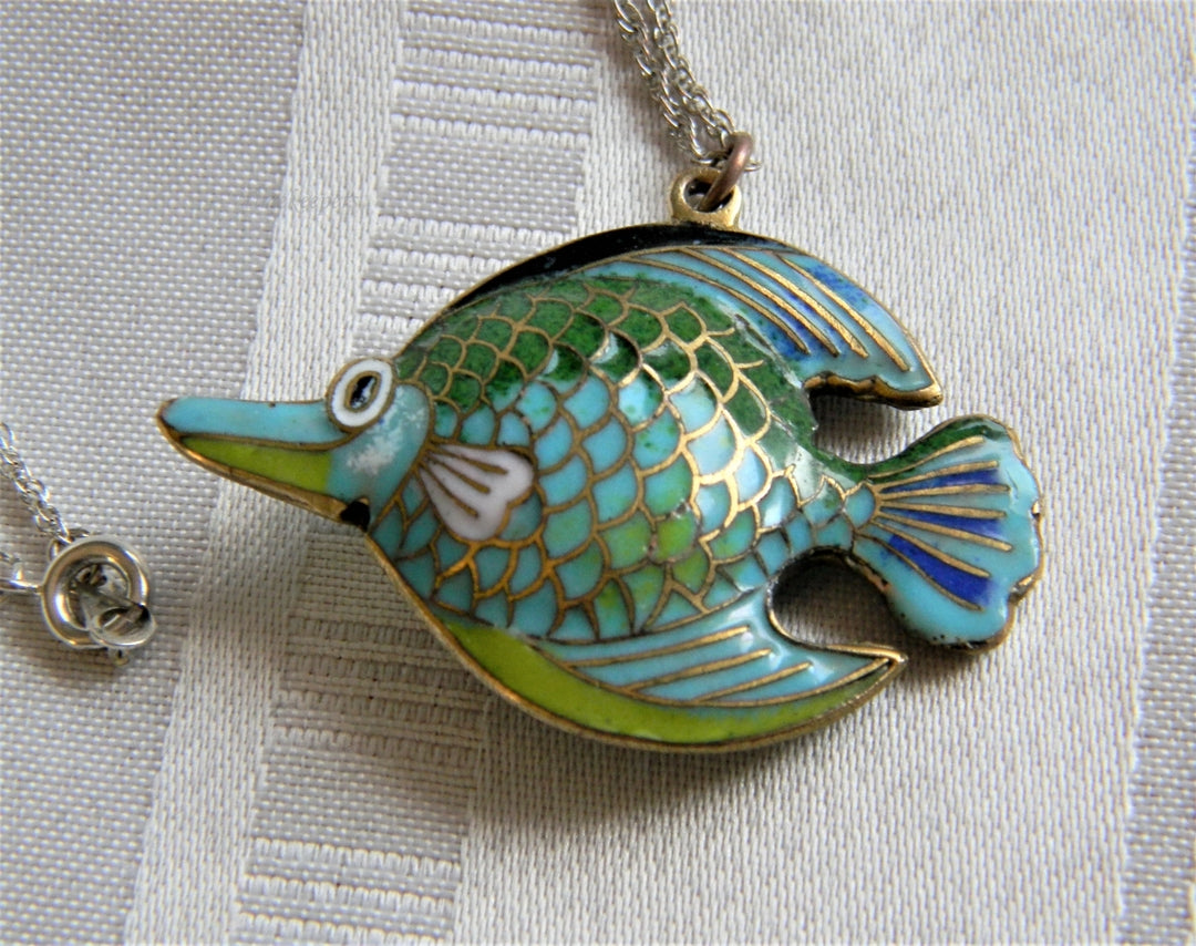 p113 Pretty Enameled Tropical Fish Pendant in Gold Tone with Silver Tone Chain