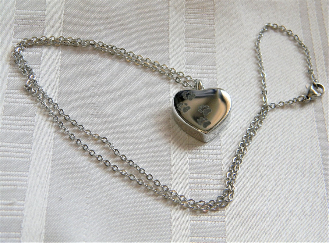 p114 Pretty Heart Shaped Pendant Chain with Paw Prints in Black all Silver tone