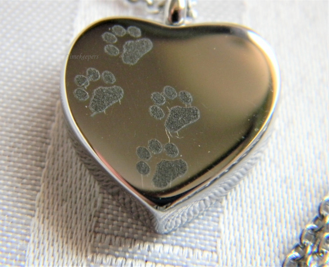 p114 Pretty Heart Shaped Pendant Chain with Paw Prints in Black all Silver tone