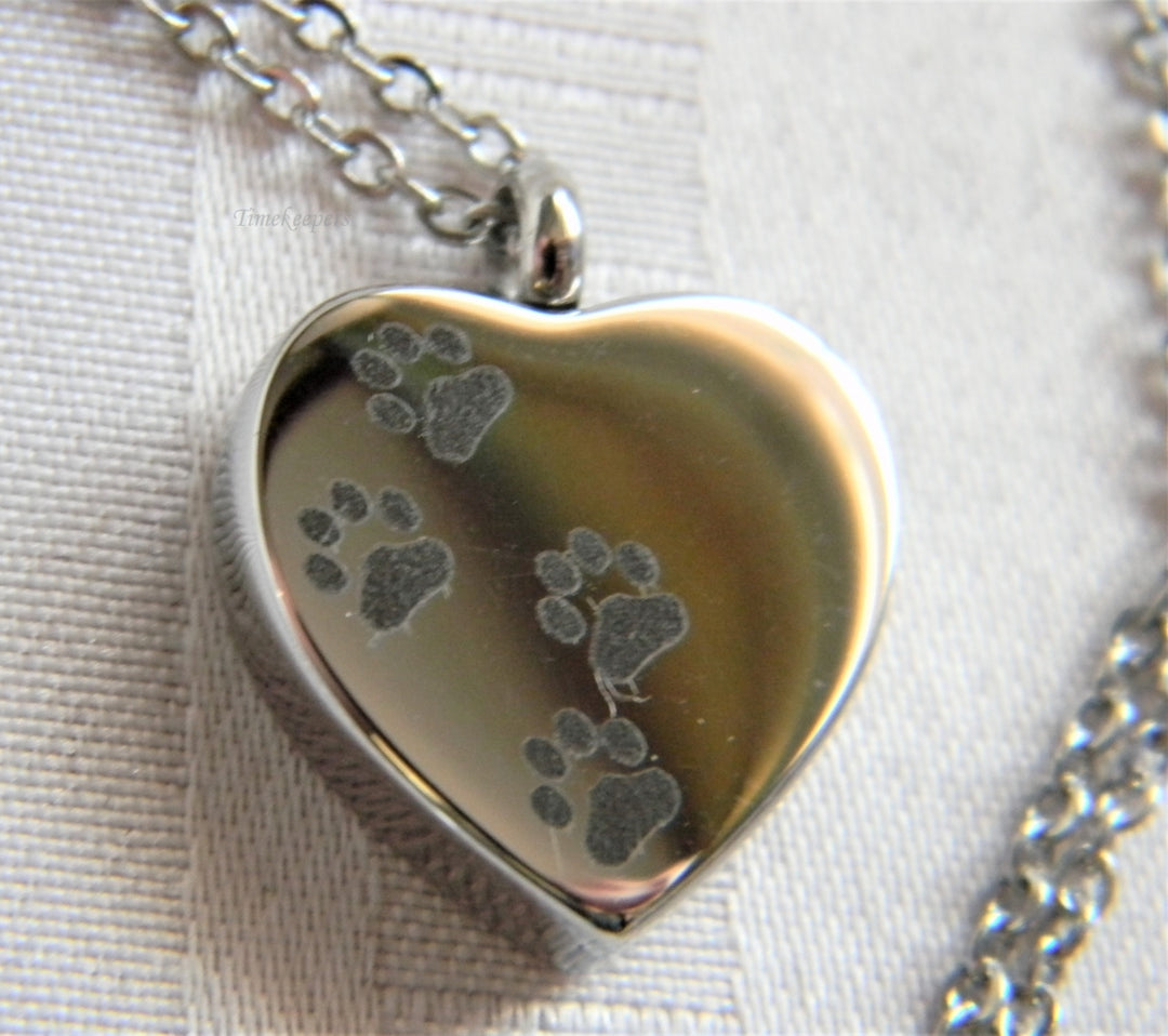 p114 Pretty Heart Shaped Pendant Chain with Paw Prints in Black all Silver tone