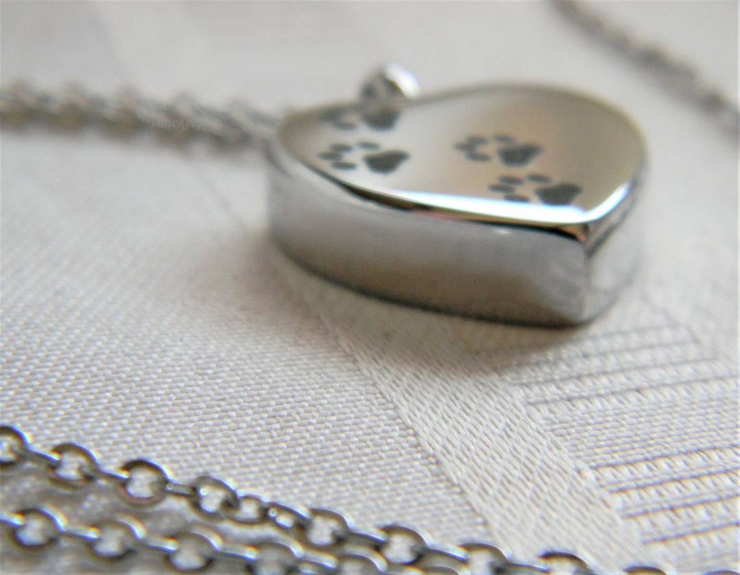 p114 Pretty Heart Shaped Pendant Chain with Paw Prints in Black all Silver tone