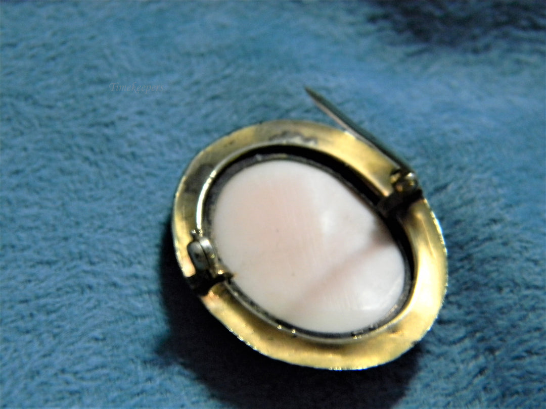 j884 Beautiful Vintage Gold Filled Resin Cameo Brooch with Black Enamel