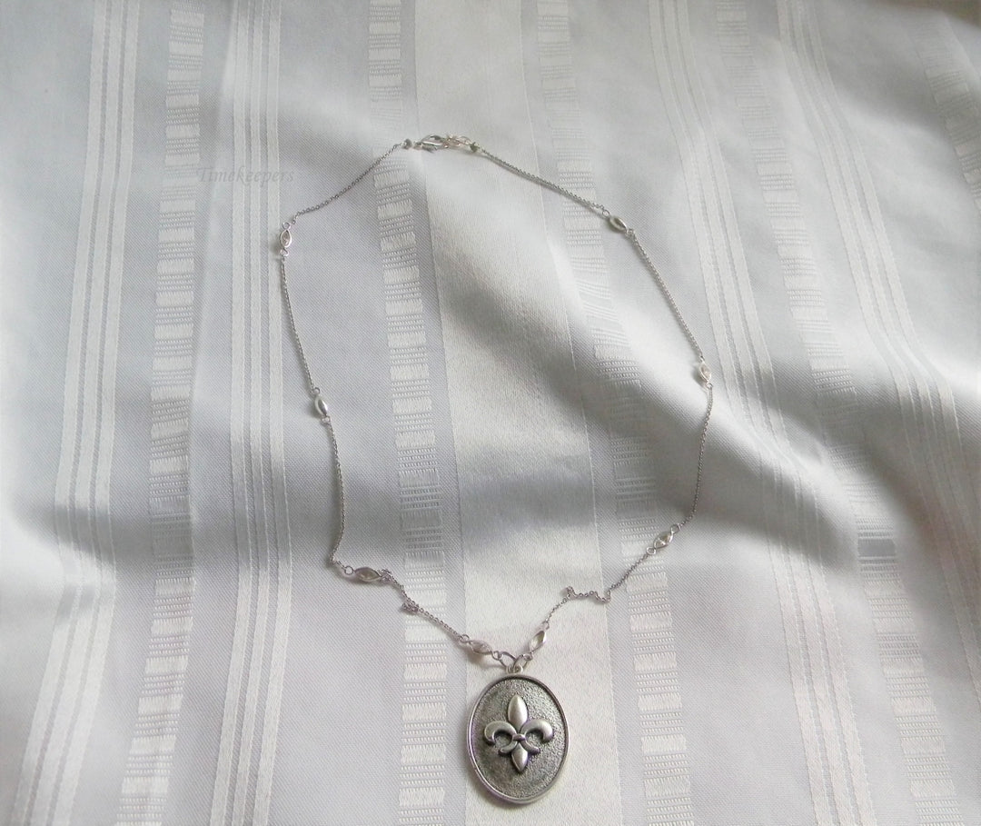 p145 Nice Silver tone Fleur D Lis Adjustable Length Necklace