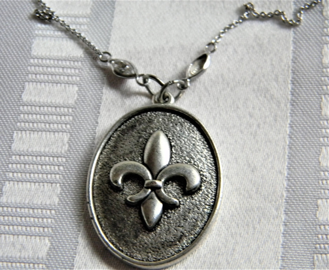 p145 Nice Silver tone Fleur D Lis Adjustable Length Necklace