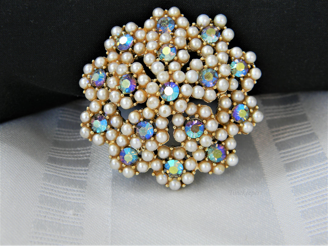 j220 Stunning Vintage Brooch with Simulated Pearls and Sparkling Blue Stones