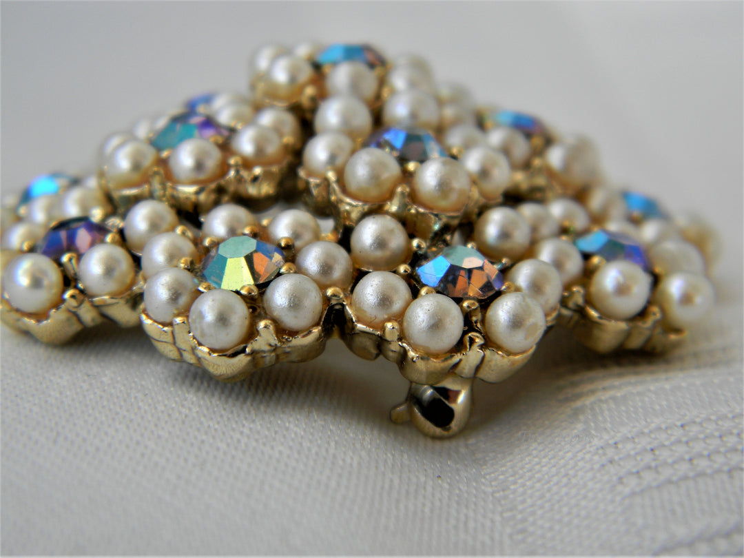 j220 Stunning Vintage Brooch with Simulated Pearls and Sparkling Blue Stones