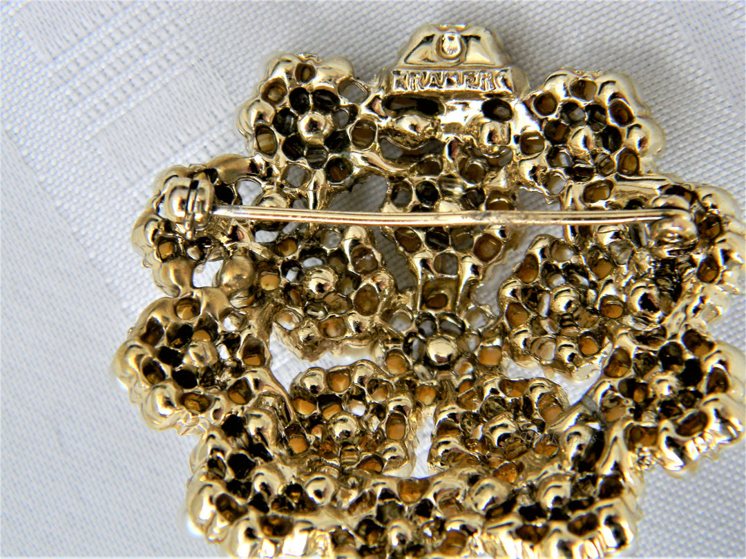 j220 Stunning Vintage Brooch with Simulated Pearls and Sparkling Blue Stones