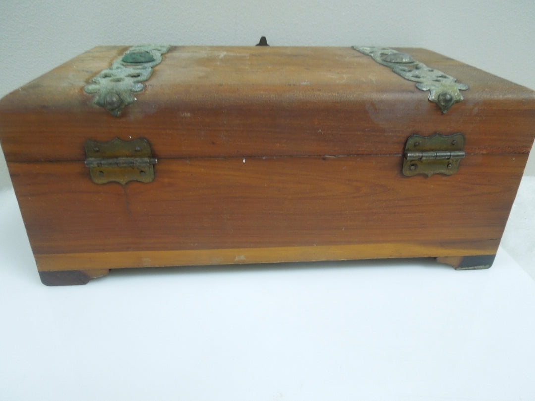 q902 Vintage Wooden Treasure Chest Jewelry / Money / Decoration / Trinket Box