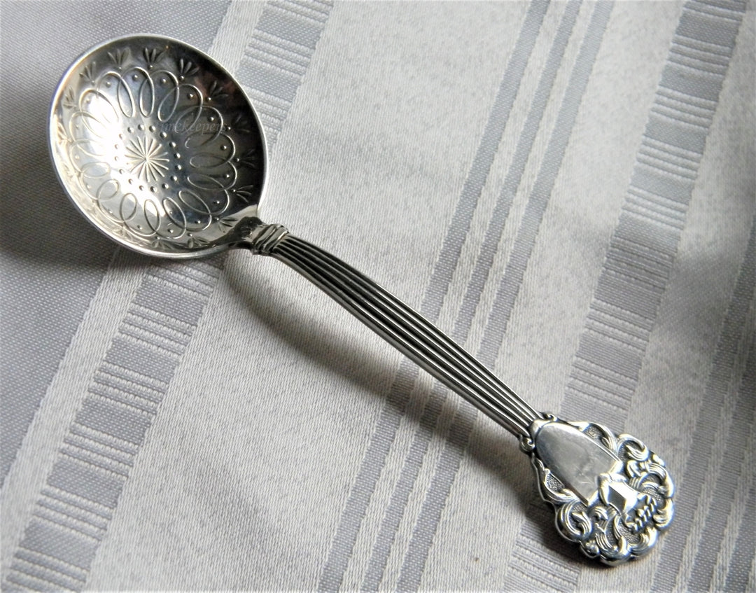 p168 Beautiful Vintage Nils Johan Silver Plate Bon Bon Spoon Sweden