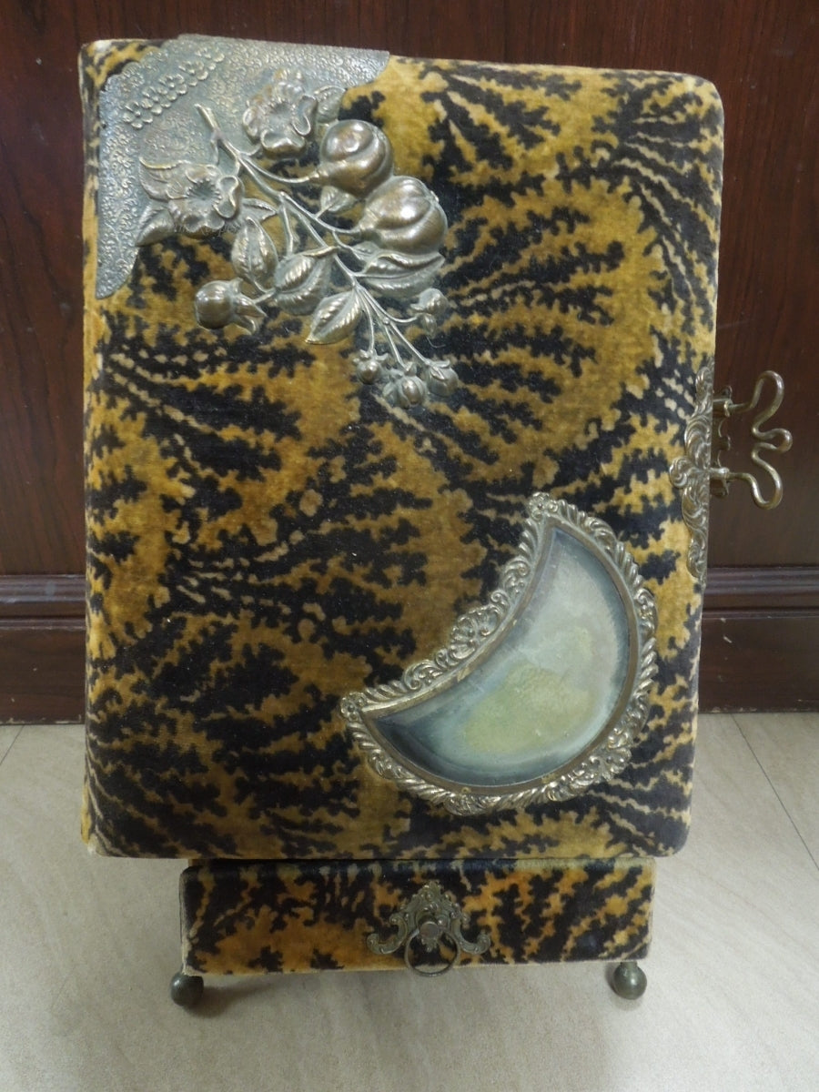 q947 Antique Late Victorian Era Velvet Photo Album On The Original Stand And With Drawer, Collectible Item And Decor