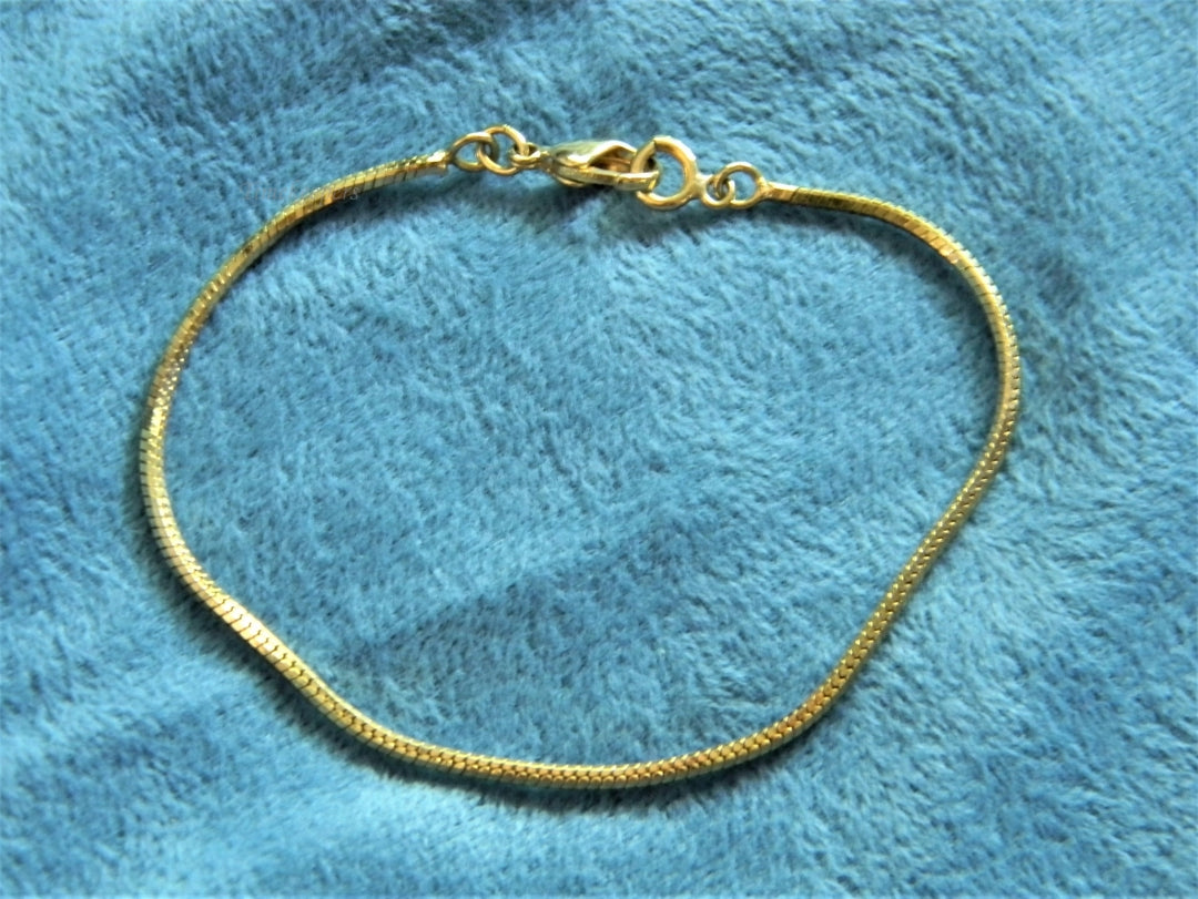 p197 Lovely Vintage Gold Tone Box Chain Bracelet with Lobster Claw Clasp