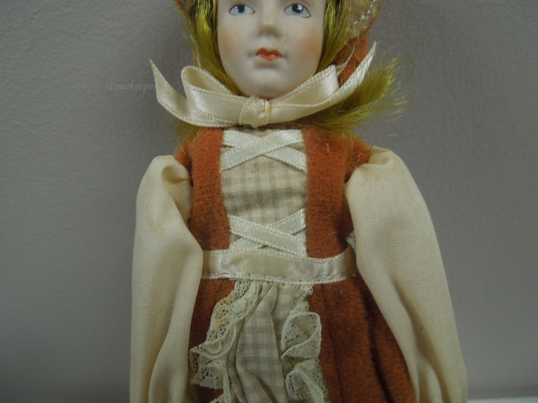 q962 Months to Remember November doll | Russ Berrie no 1595 porcelain