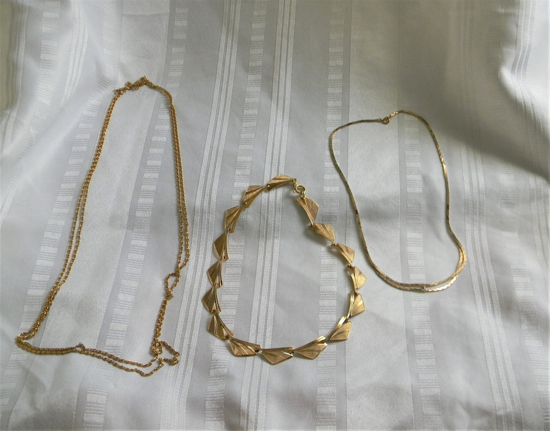 p204 Lot of 3 Gold Tone Necklaces (2) Short One Long