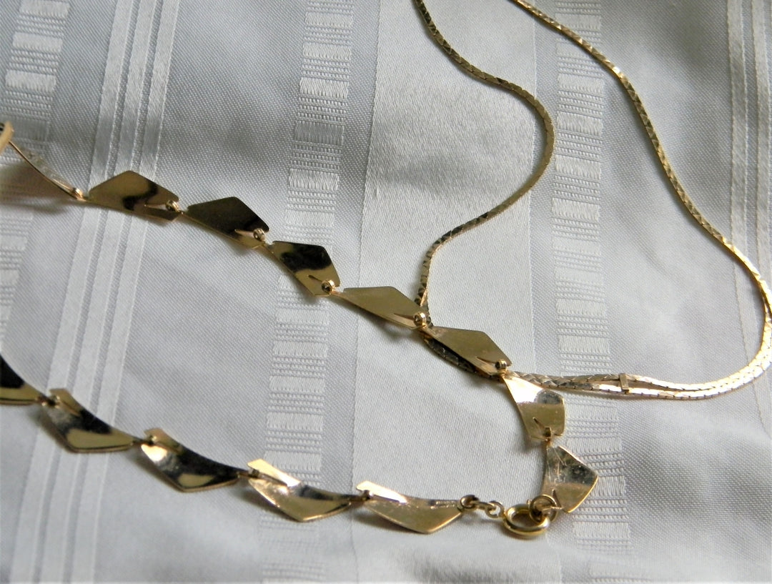 p204 Lot of 3 Gold Tone Necklaces (2) Short One Long