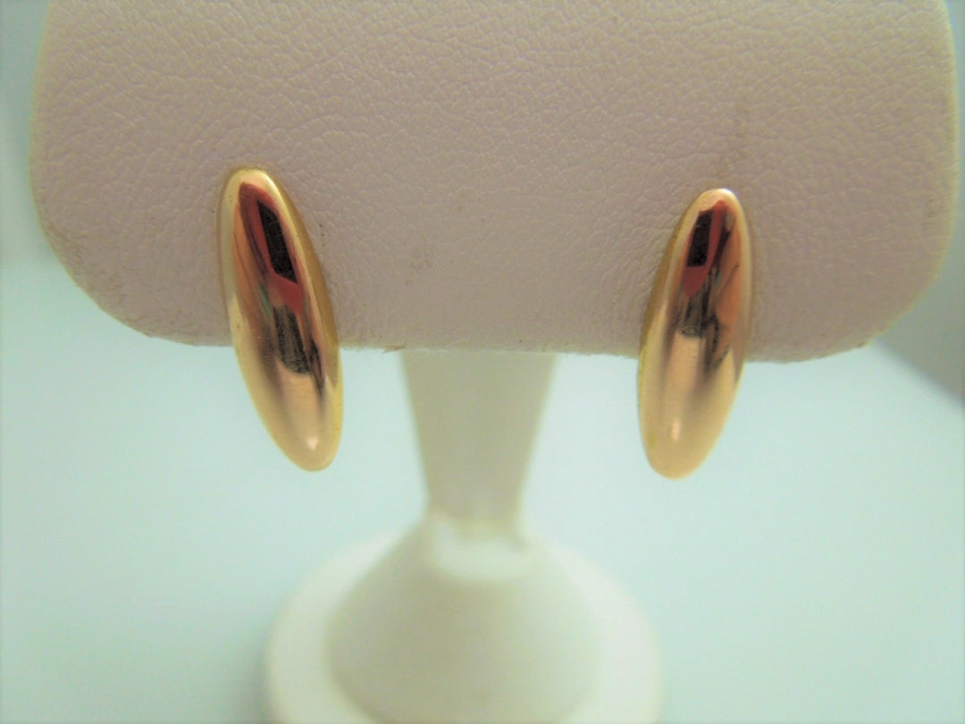 g890 Lovely Ladies 14kt Yellow Gold Elongated Oval Earring Studs