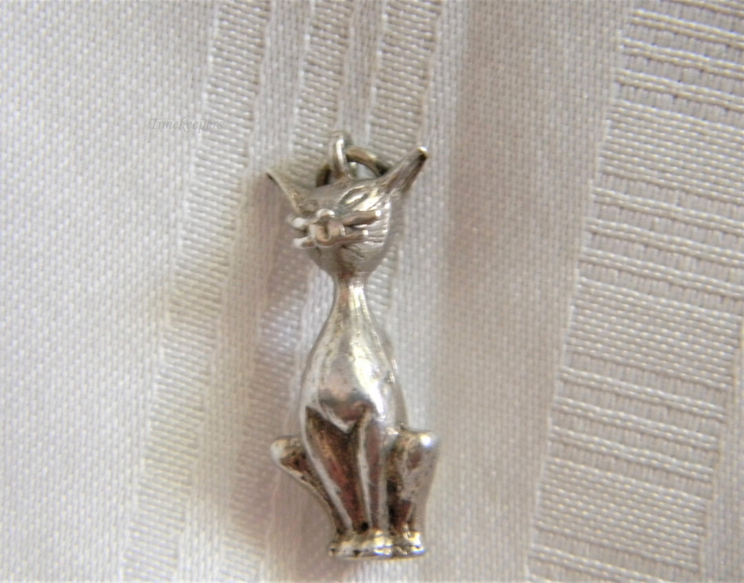 p212 Preowned Sterling Silver Sitting Cat Pendant (No Chain)