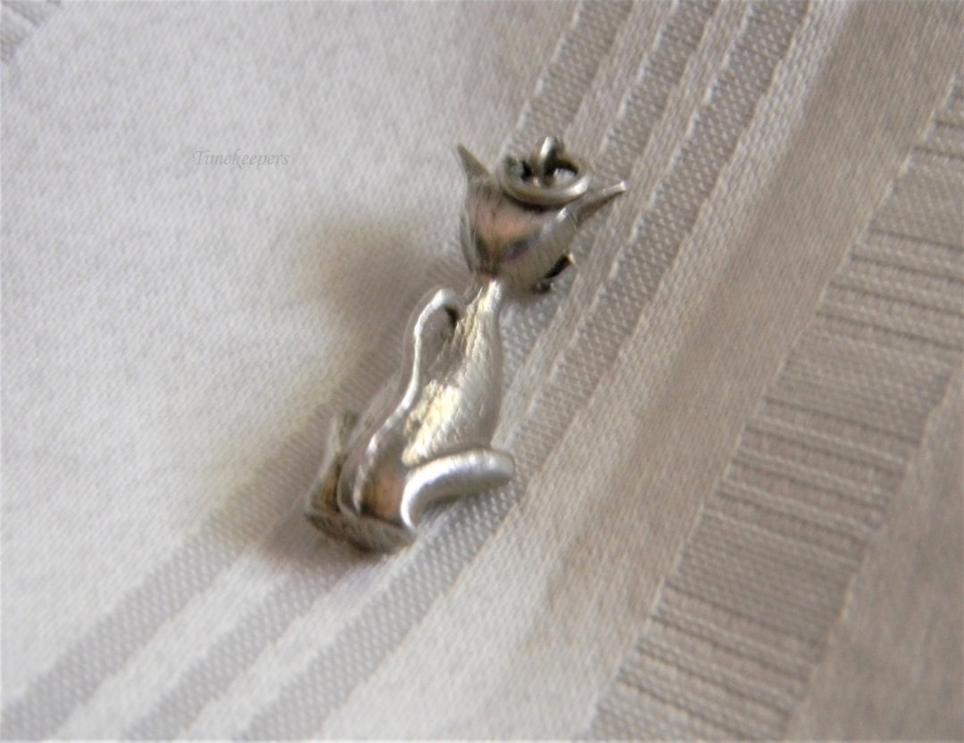 p212 Preowned Sterling Silver Sitting Cat Pendant (No Chain)