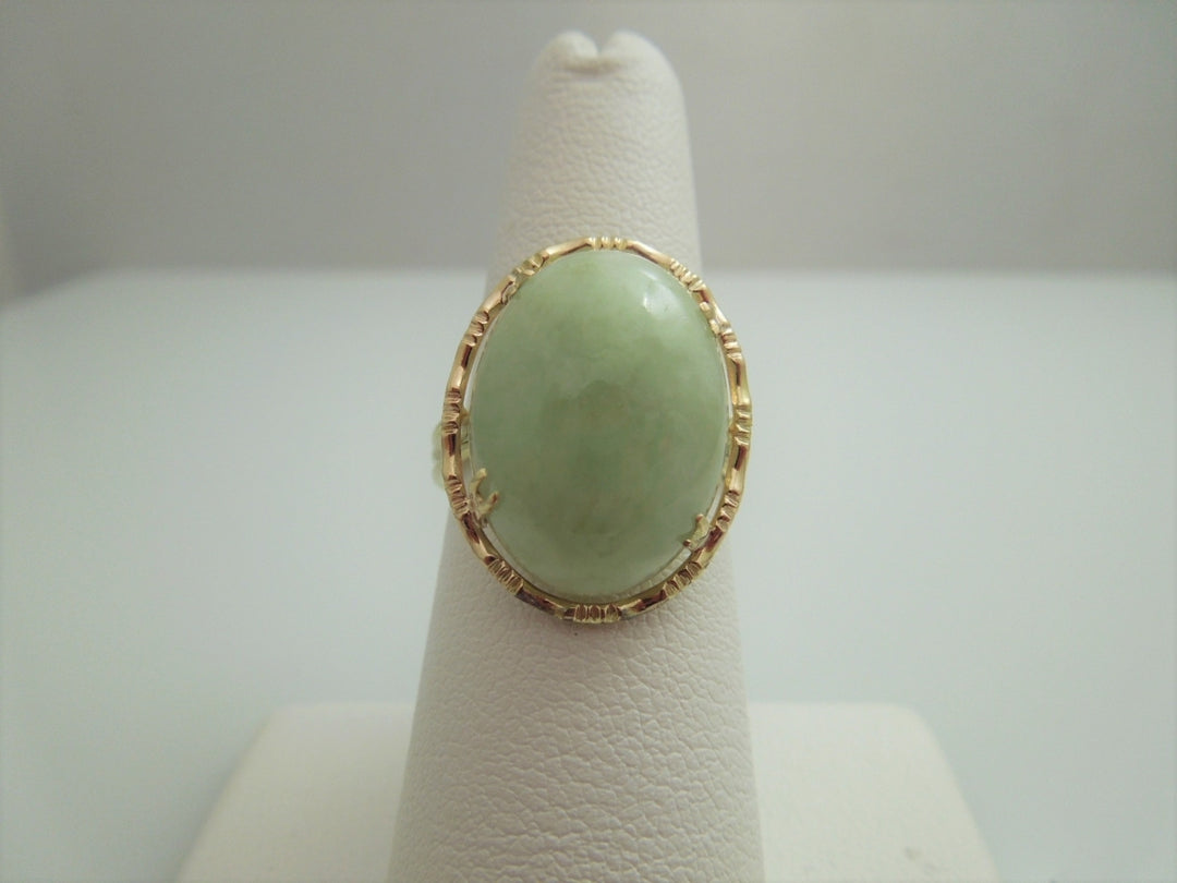 g894 Beautiful Ladies 14kt Yellow Gold Oval Jadeite Ring Size 6.5