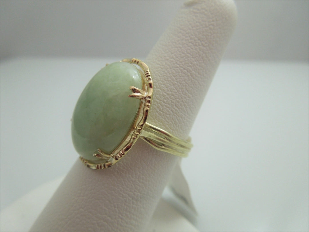 g894 Beautiful Ladies 14kt Yellow Gold Oval Jadeite Ring Size 6.5