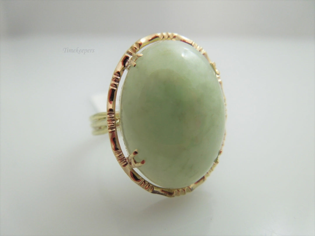 g894 Beautiful Ladies 14kt Yellow Gold Oval Jadeite Ring Size 6.5