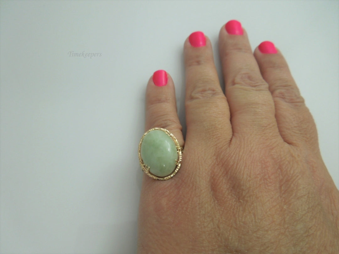 g894 Beautiful Ladies 14kt Yellow Gold Oval Jadeite Ring Size 6.5