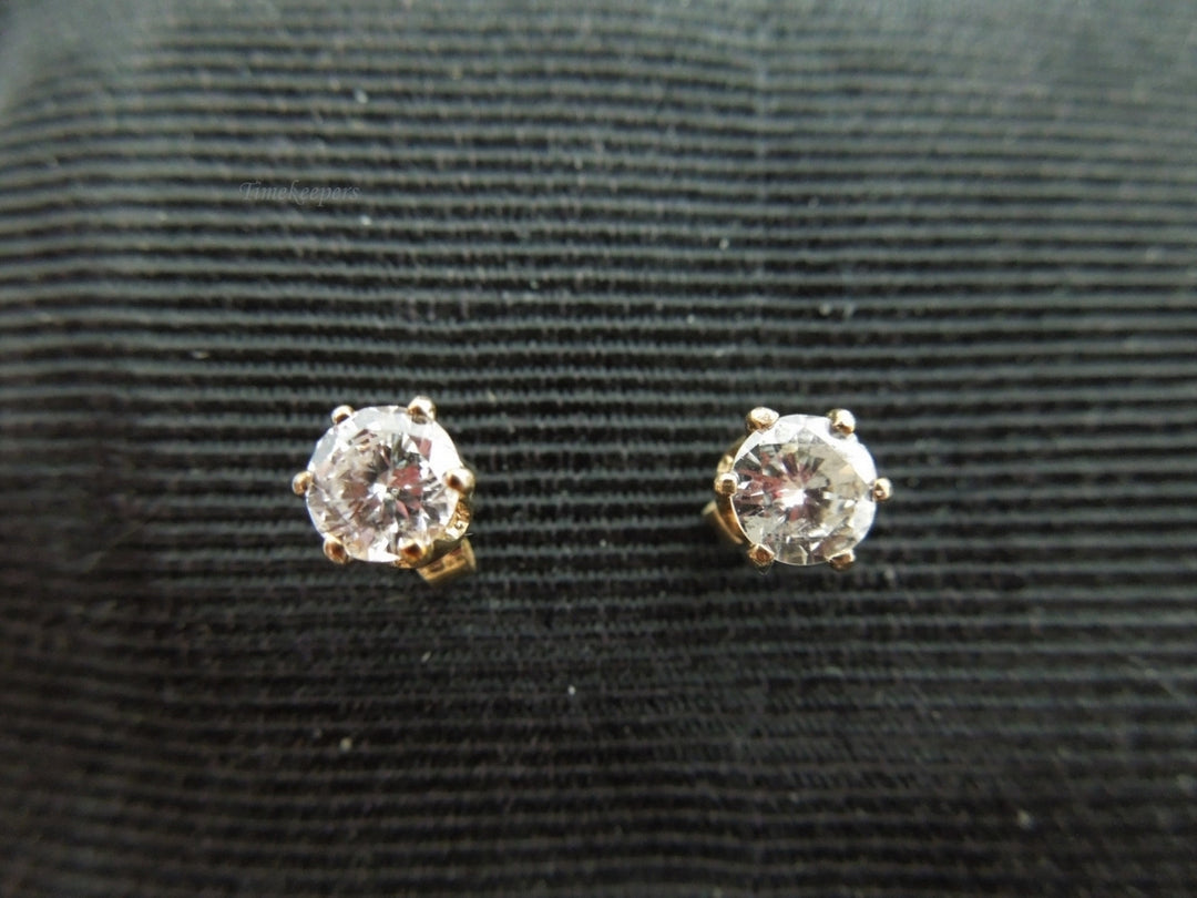 g901 Elegant Pair of 14kt Yellow Gold Diamond Unisex Earring Studs