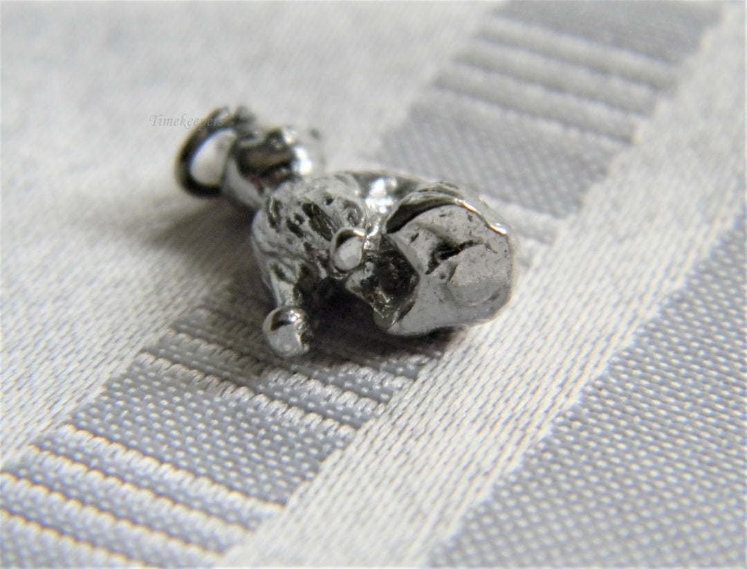 p225 Vintage Silver Tone 3D Sitting Cat Pendant/ Charm (No Chain)