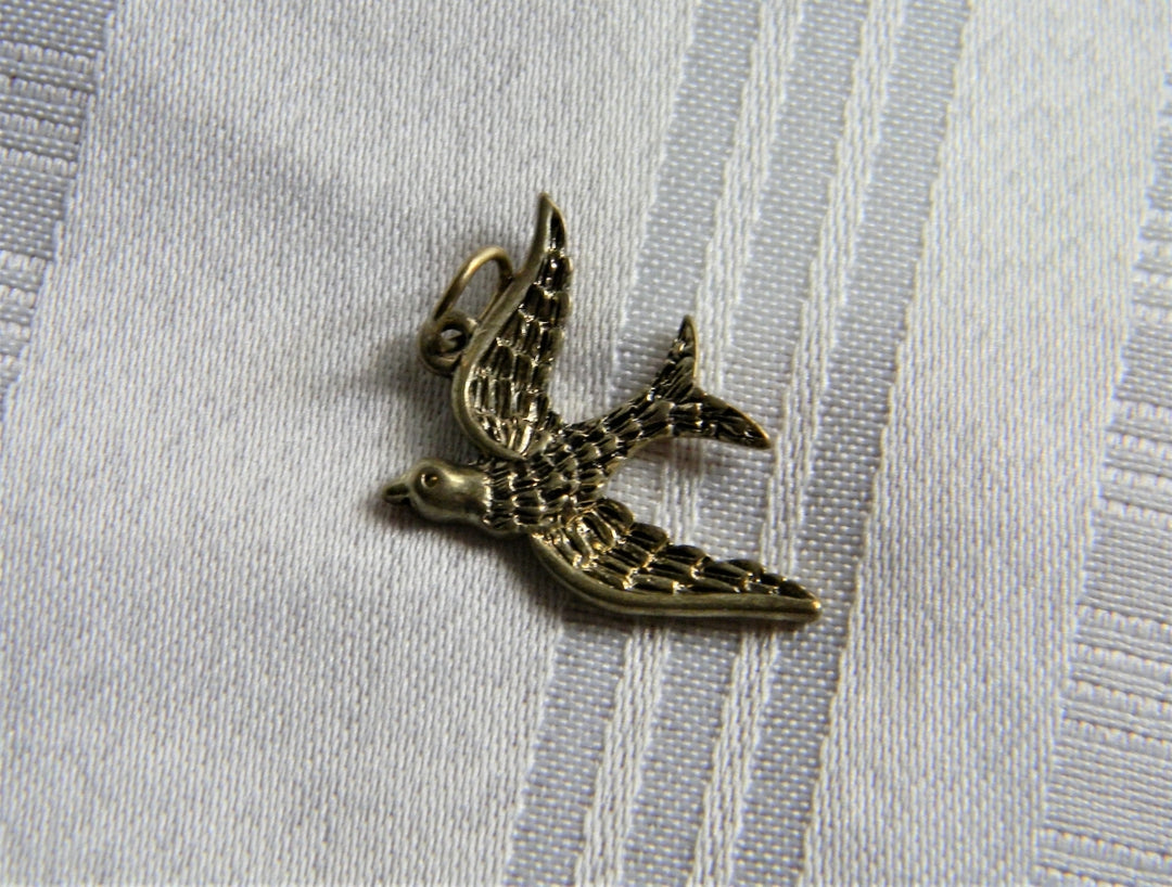 p230 Nice Bird in Flight Gold Tone Pendant (No Chain)