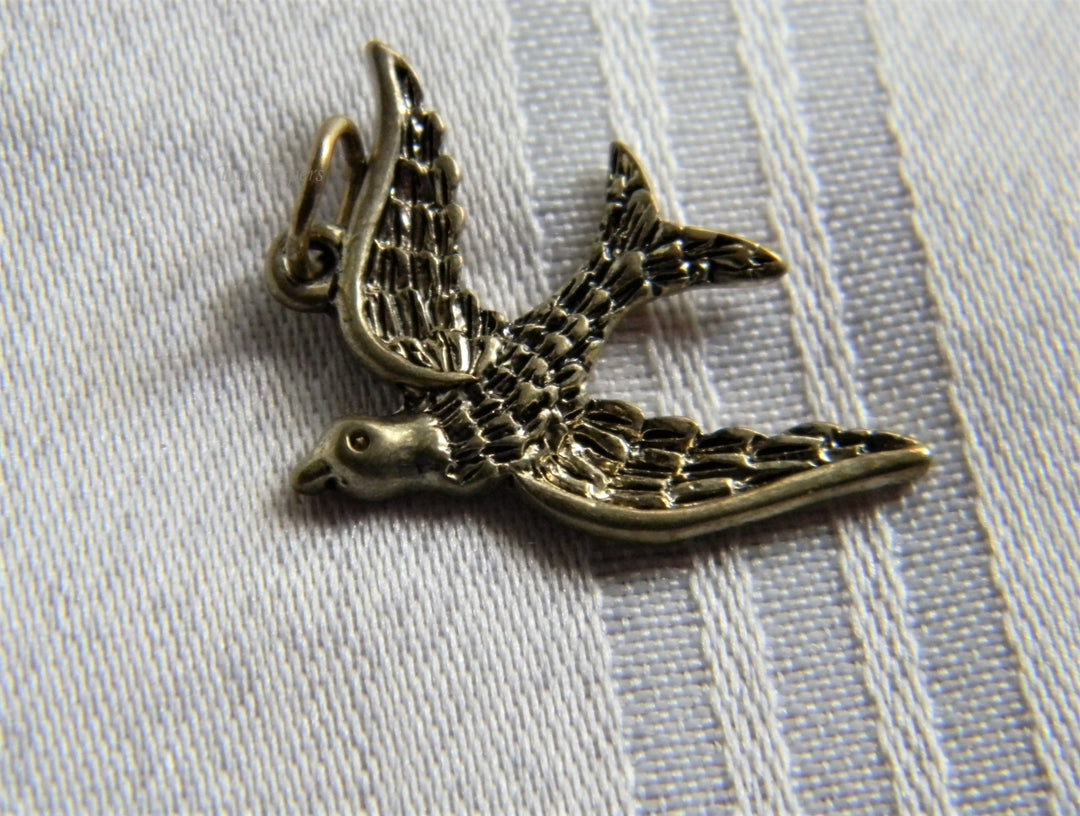 p230 Nice Bird in Flight Gold Tone Pendant (No Chain)