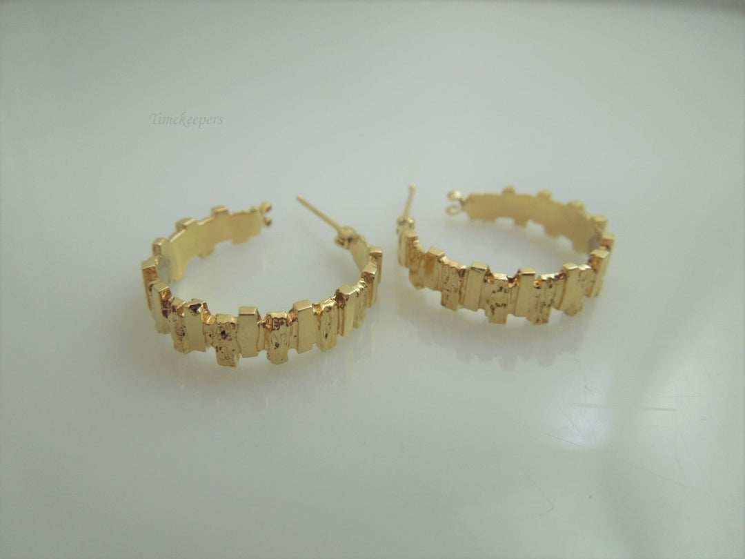 g926 Unique Ladies Bark Style Hoop Earrings in 14kt Yellow Gold