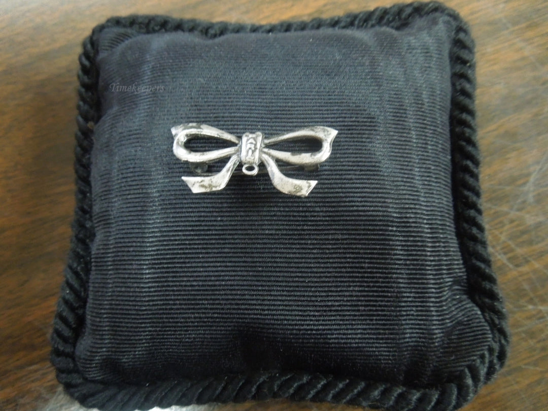 r018 Vintage Silver Tone Bow Ribbon Pin Brooch