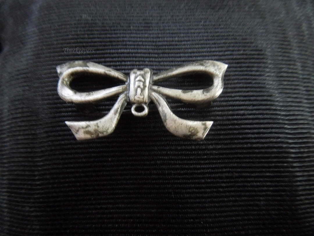 r018 Vintage Silver Tone Bow Ribbon Pin Brooch