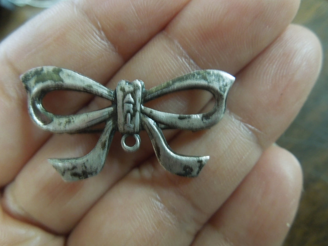 r018 Vintage Silver Tone Bow Ribbon Pin Brooch