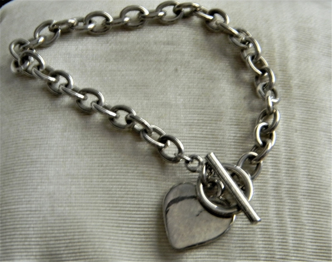 p242 Nice Silver Tone Charm Bracelet with Heart Charm and Toggle Clasp